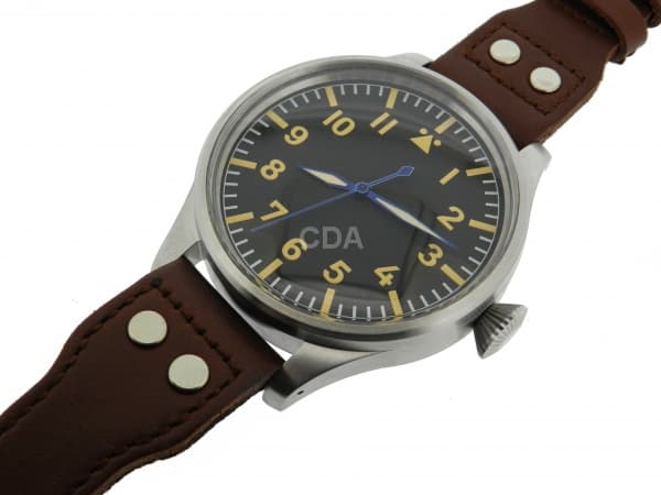 Relógio Militar em aço com pulseira de couro. Tamanho da caixa 55mm. Funções: Horas, minutos e segun — Não identificado