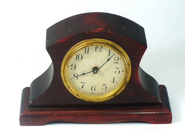 Relógio de mesa americano, 13x20,6x6cm, caixa em madeira nobre torneada e polida; aparentemente cons — Não identificado
