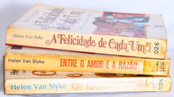 LOTE DE 03 LIVROS DE HELEN VAN SLYKE: A FELICIDADE DE CADA UM, ENTRE O AMOR E A RAZÃO, OS RICOS — Não identificado