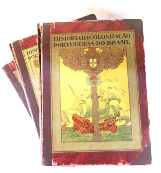 Coleção com três volumes da História da colonização portuguesa no Brasil". — Não identificado