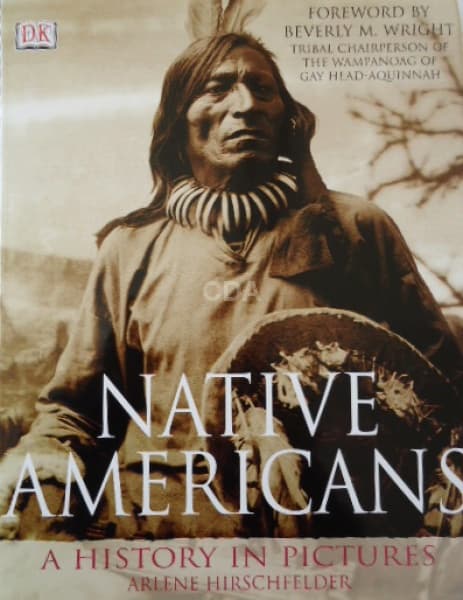 Native Americans - A History in Pictures, capa dura com 192 páginas ricamente ilustradas. — Não identificado