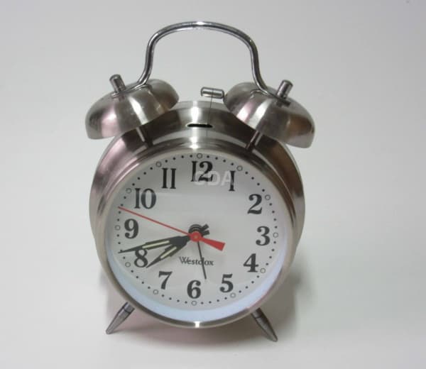 Despertador a pilha em metal - 18x12x5 cm - não testado. — Não identificado