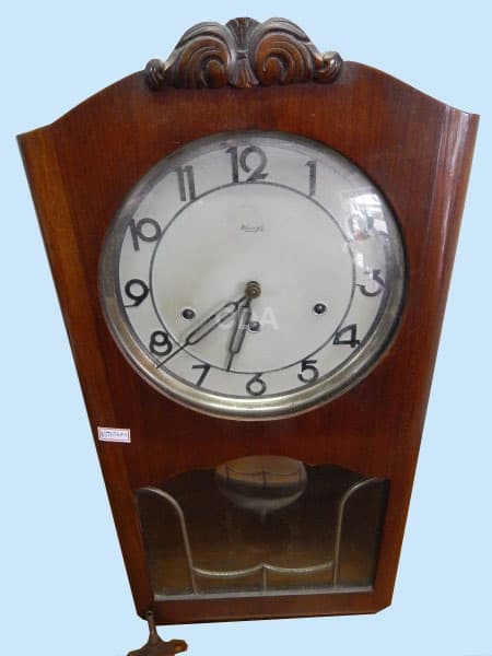 Relógio de parede,caixa em madeira,porta emoldurando vidro.marca KIENZLE. alt 61 cm — Não identificado