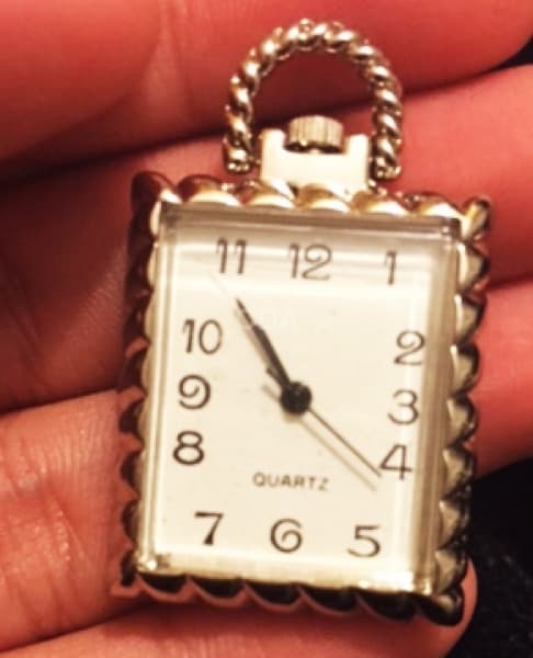 Diferente e belo relógio de bolso quadrado em metal prateado trabalhado . — Não identificado