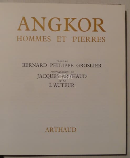 ANGKOR HOMMES ET PIERRES " LES HOMME DANGKOR". 240 PP. — Não identificado
