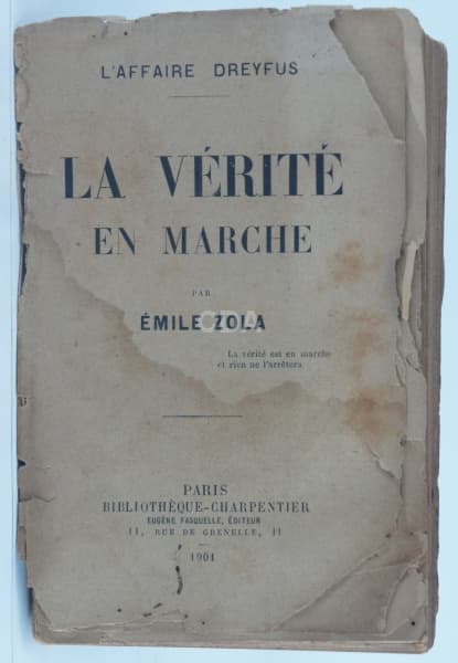 ZOLA, Émile<i>, L Affaire Dreyfus. La Vérité en Marche</i>. <b><i>1ª. edição.</i></b> Paris: Charpe — Não identificado