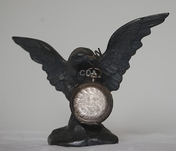 Suporte para relógio representando águia em pewlter. Acompanha relógio 15x20 cm. — Não identificado