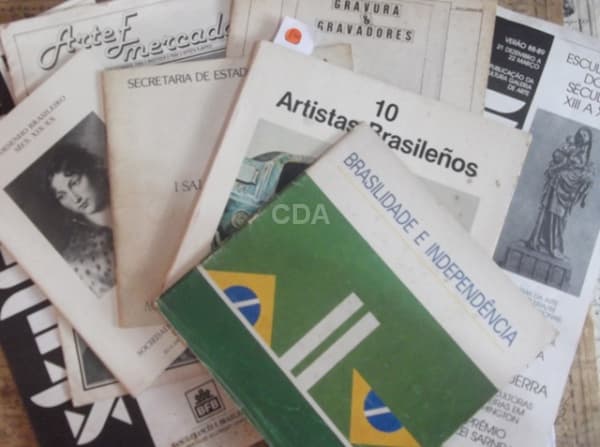 Arte brasileira: 8 catálogos - 1) 10 artistas brasileos, 2) Brasilidade e independência, 3) O desen — Não identificado