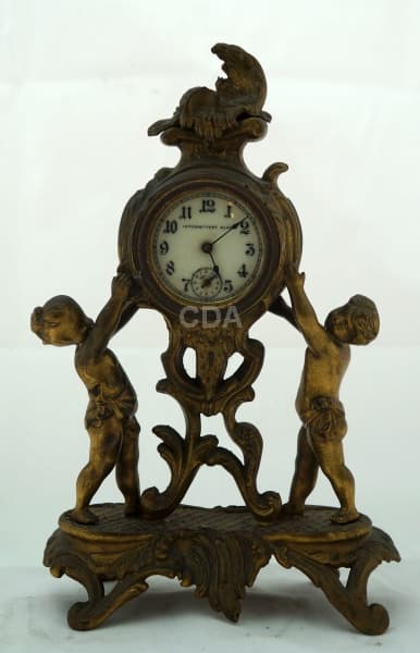 Relógio de mesa estilo Luis XV em bronze. 25 cm alt. 16 cm comprimento 7 prof. — Não identificado
