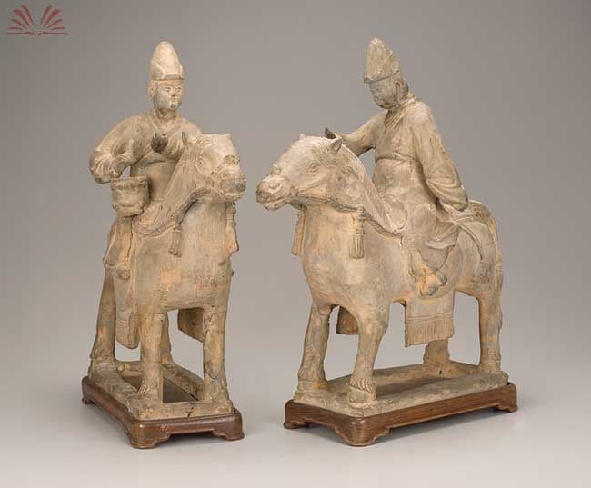 Duas estatuetas equestres em terracota cinza — Não identificado