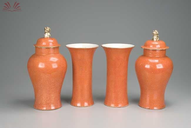 Gariture de cheminée em porcelana rougede-fer — Não identificado