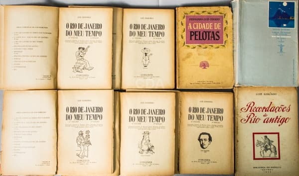 LIVROS (8) Oito . — Não identificado