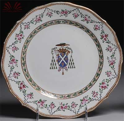 Prato com borda recortada em porcelana — Não identificado