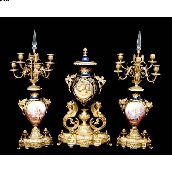 TERNO DE RELÓGIO E DOIS CANDELABROS — Não identificado