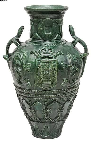 Vaso europeu de formato balaústre em cerâmica moldada — Não identificado
