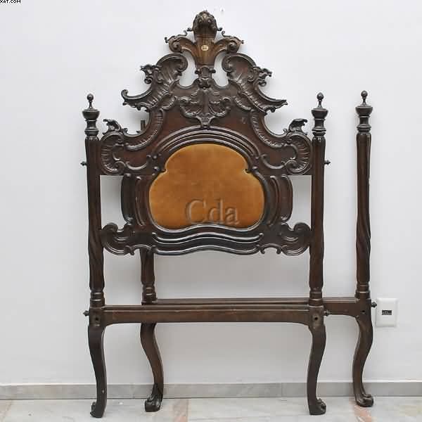 Cama brasileira em madeira esculpida, estilo D. José — Não identificado