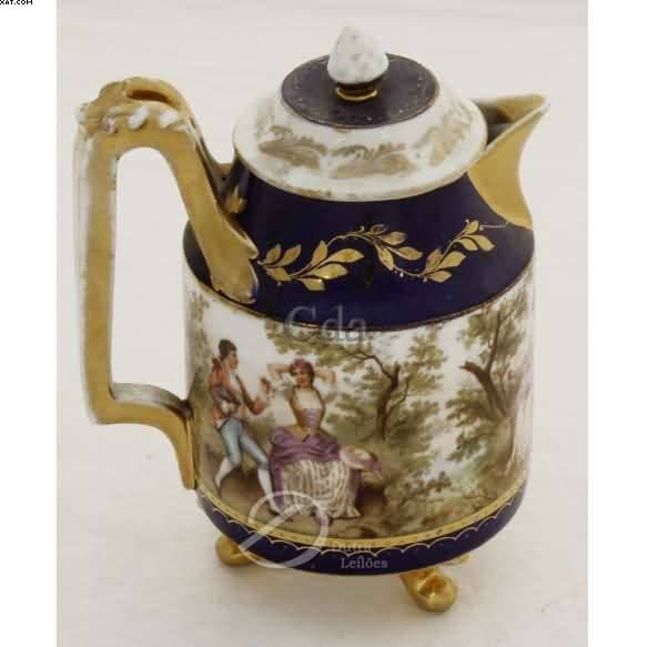 Pequena leiteira de porcelana — Não identificado