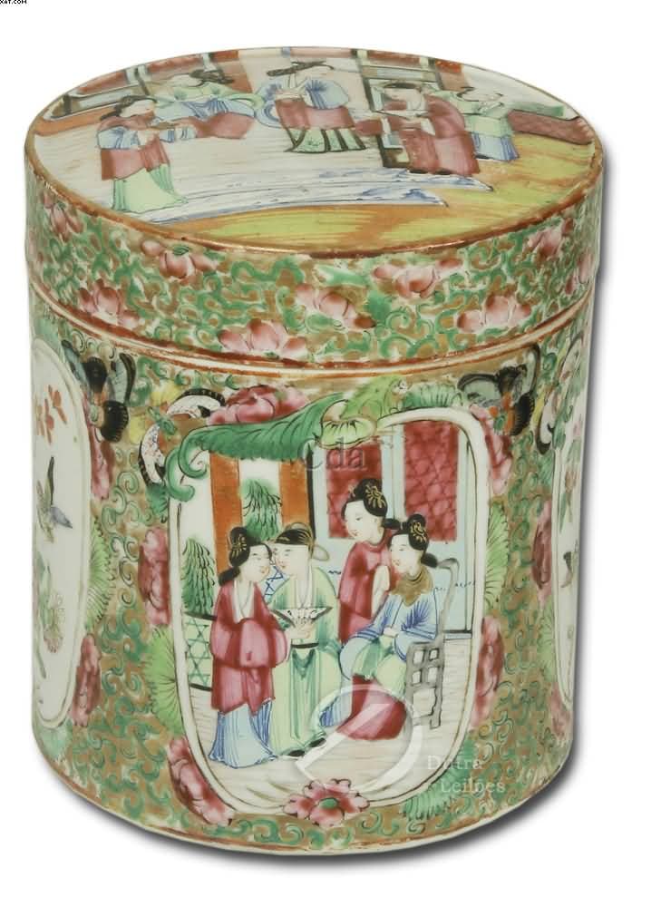 Caixa com tampa, de porcelana — Não identificado