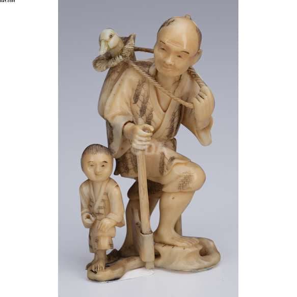 Escultura de marfim, camponês com machado, pássaro e criança a seu lado. — Não identificado