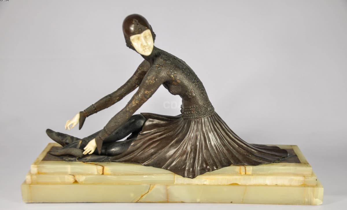 Escultura criselefantina com representação de bailarina — Não identificado