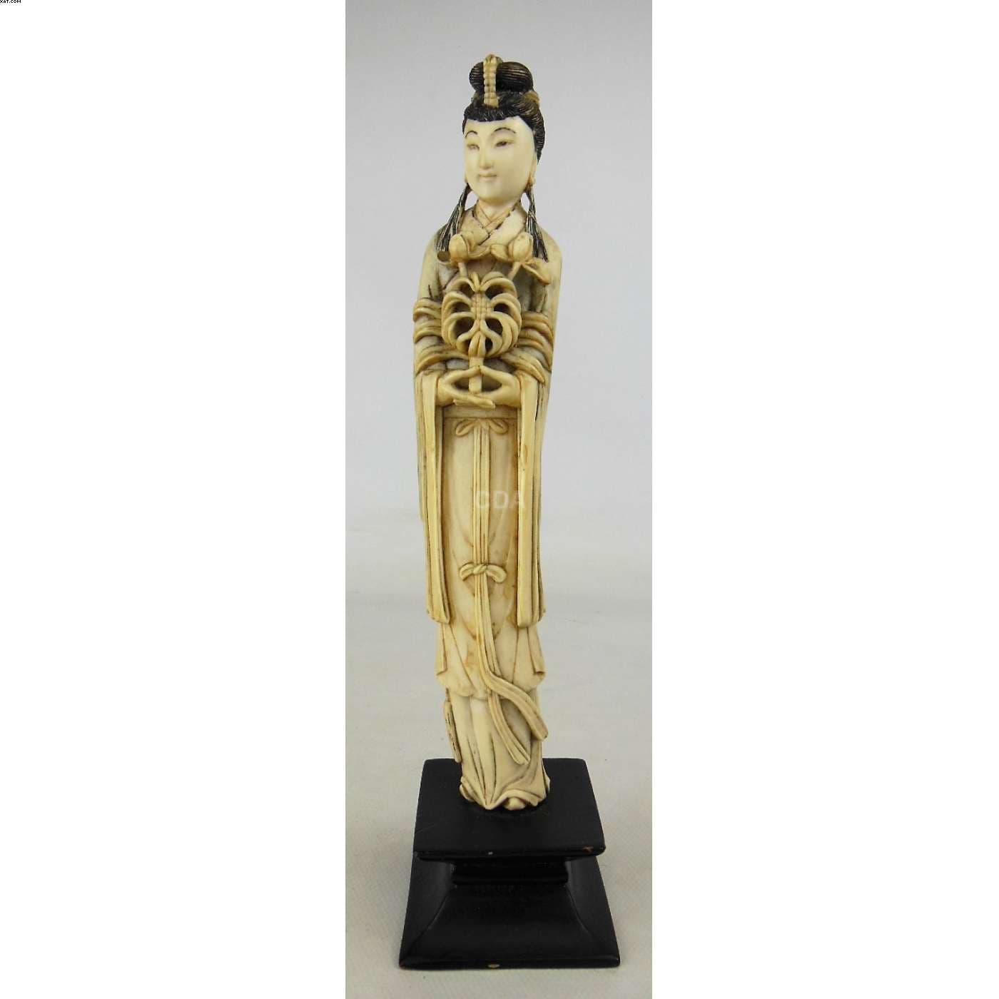 Escultura em marfim policromada — Não identificado