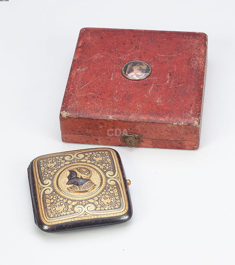 Requintada cigarreira de metal fumê — Não identificado