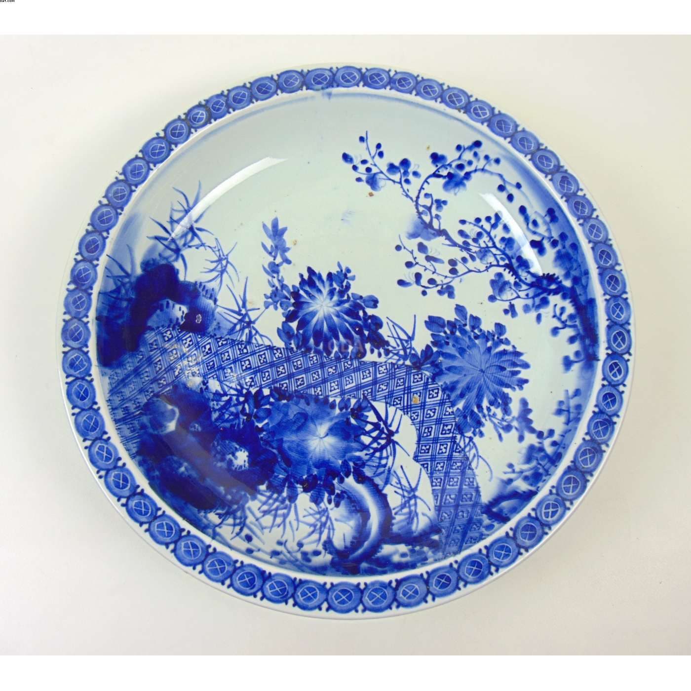 Medalhão de porcelana — Não identificado
