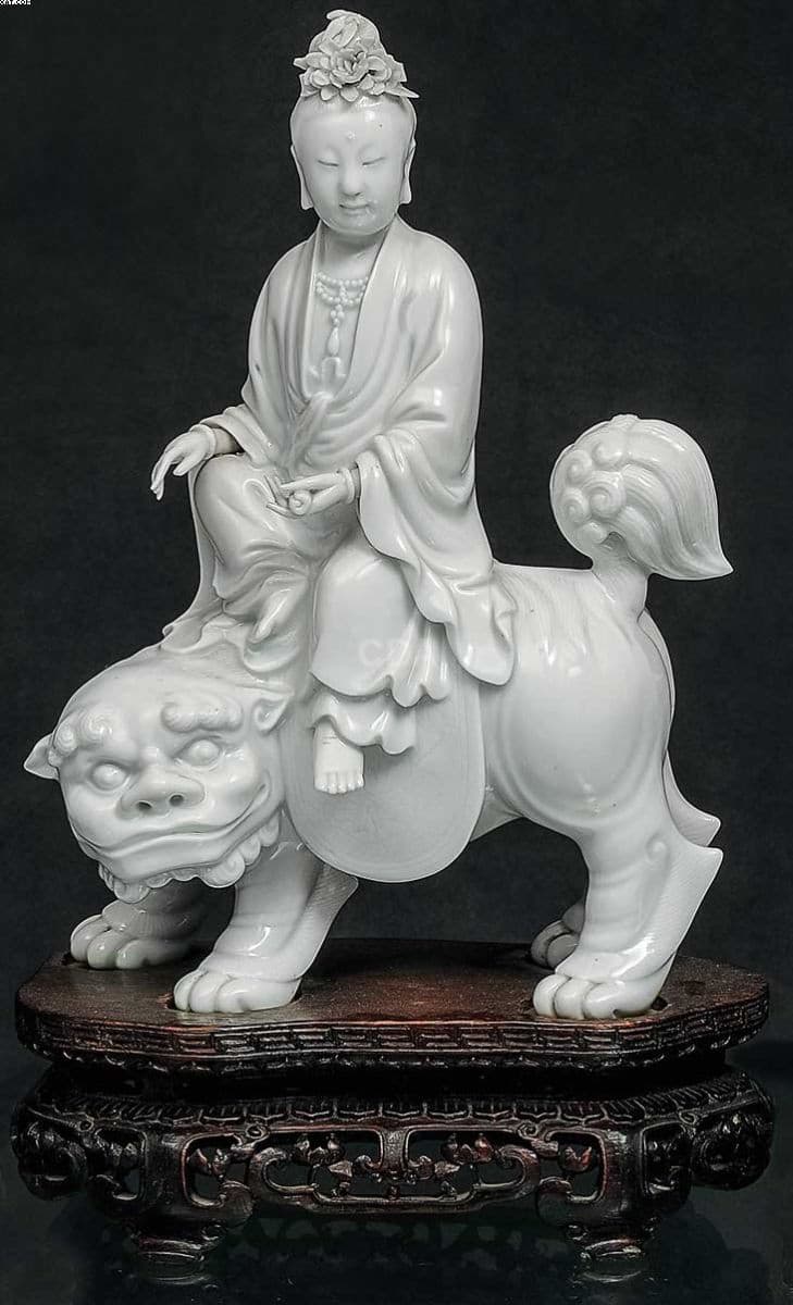 Estatueta chinesa em porcelana "blanc de chine" — Não identificado
