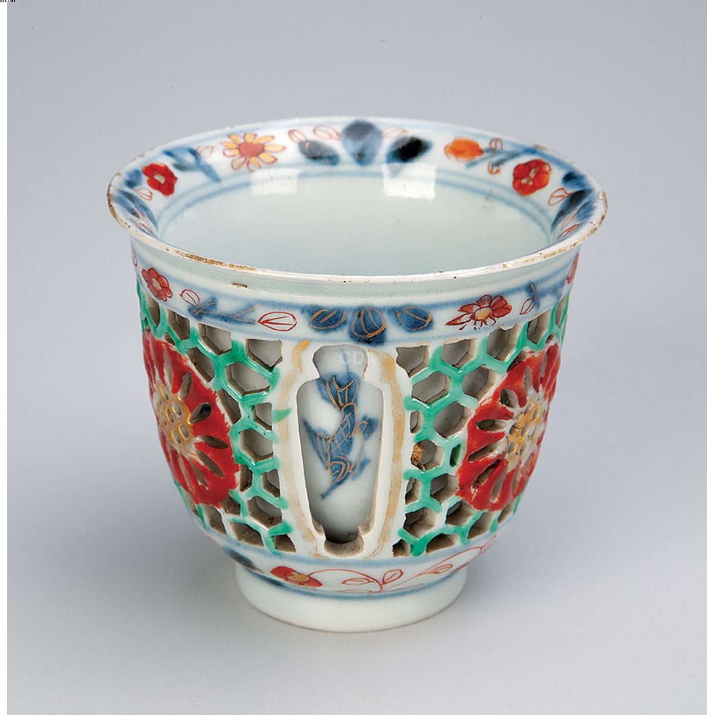 Curiosa xícara para chá de porcelana — Não identificado