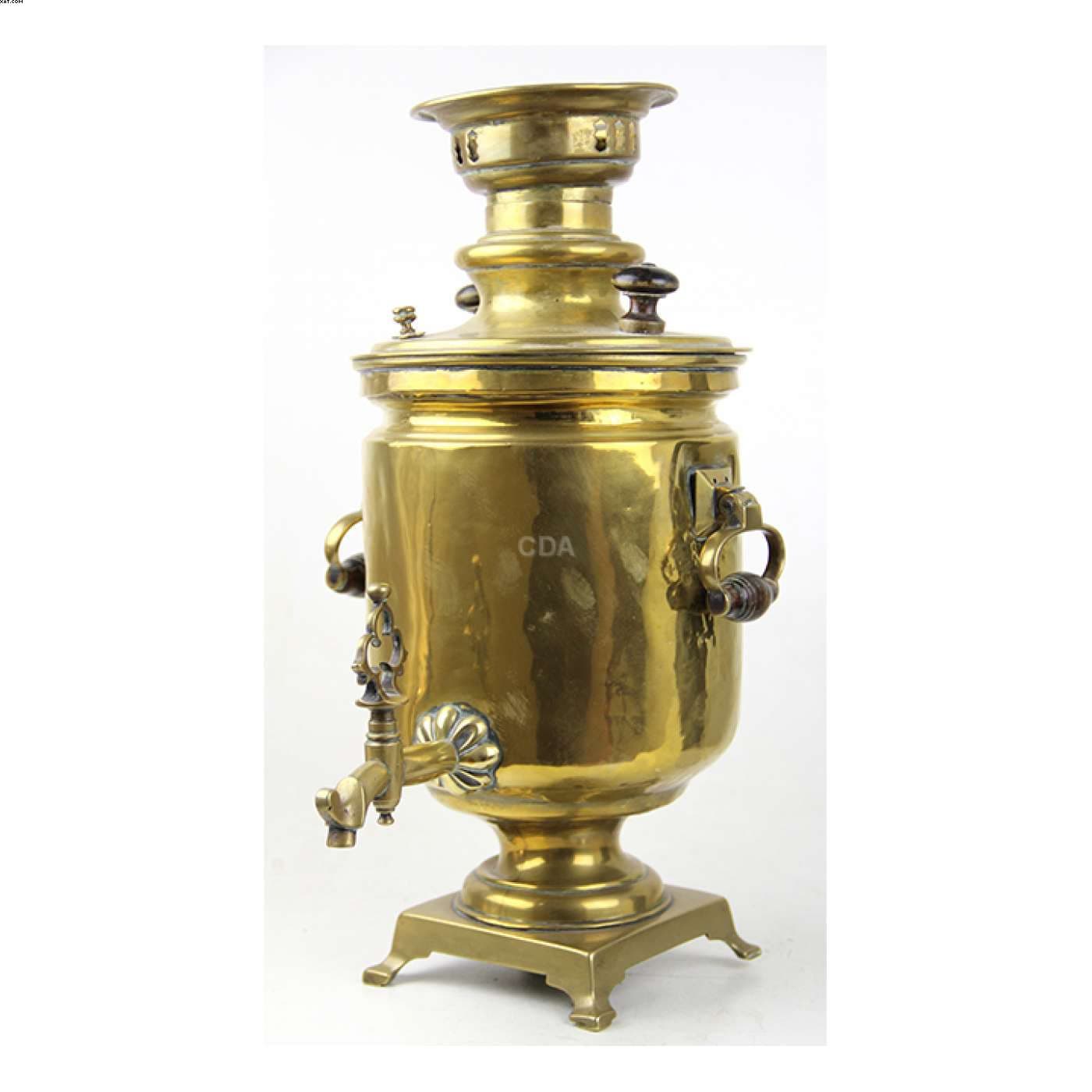 Samovar de metal dourado — Não identificado