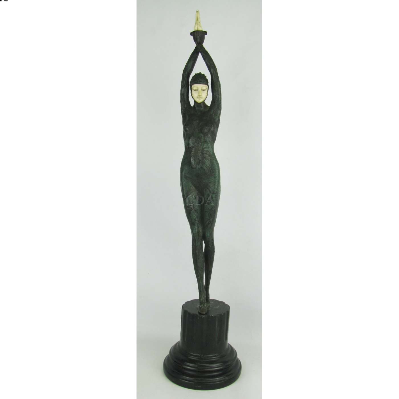 Escultura em bronze patinado — Não identificado