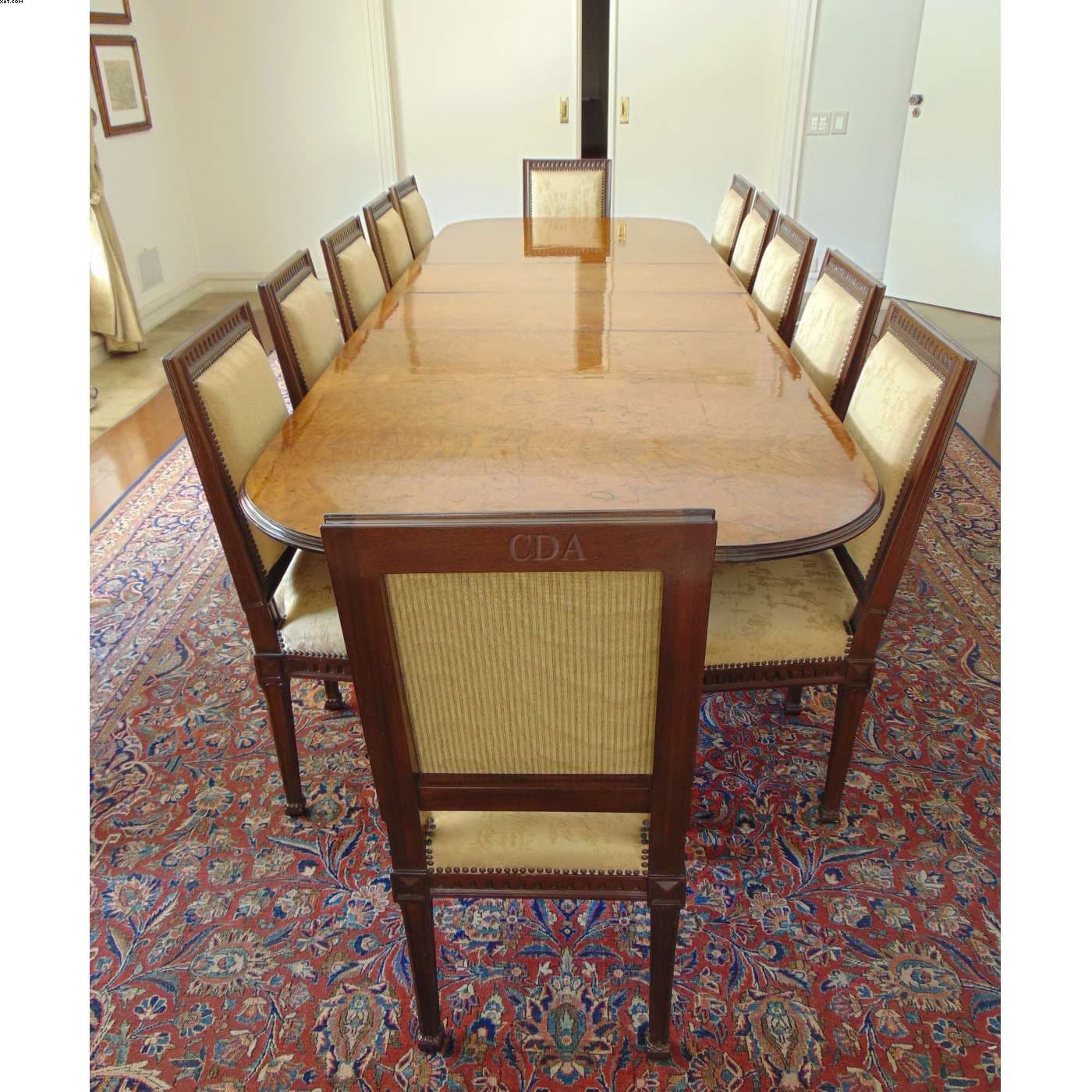Mesa de jantar em madeira de lei — Não identificado