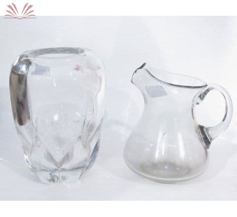 Floreiro de cristal e uma jarra de vidro — Não identificado