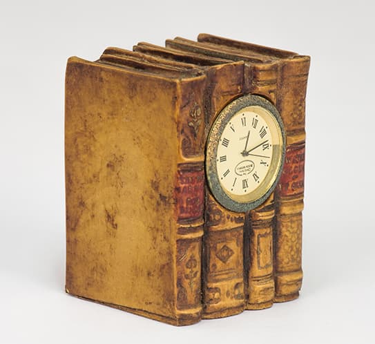 Antigo Relógio de Mesa — Book Works